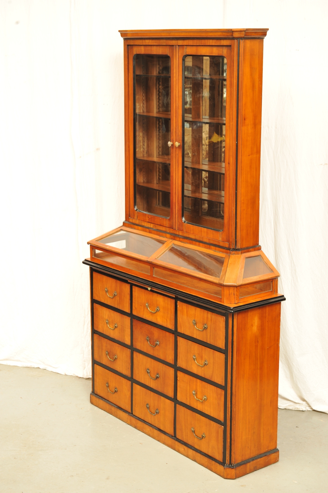 Schubladenschrank mit Aufsatzvitrine Biedermeier Kirschbaum