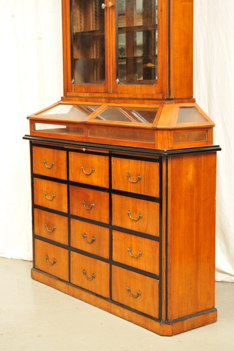 Schubladenschrank mit Aufsatzvitrine Biedermeier Kirschbaum