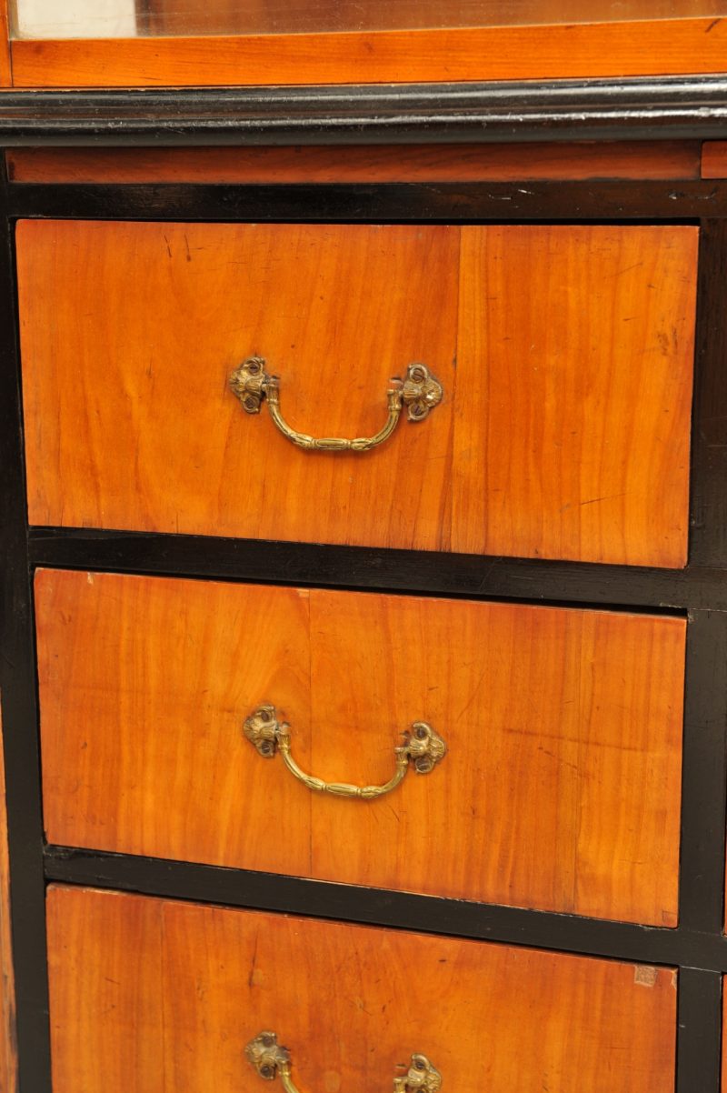 Detail Schubladenschrank mit Aufsatzvitrine Biedermeier Kirschbaum