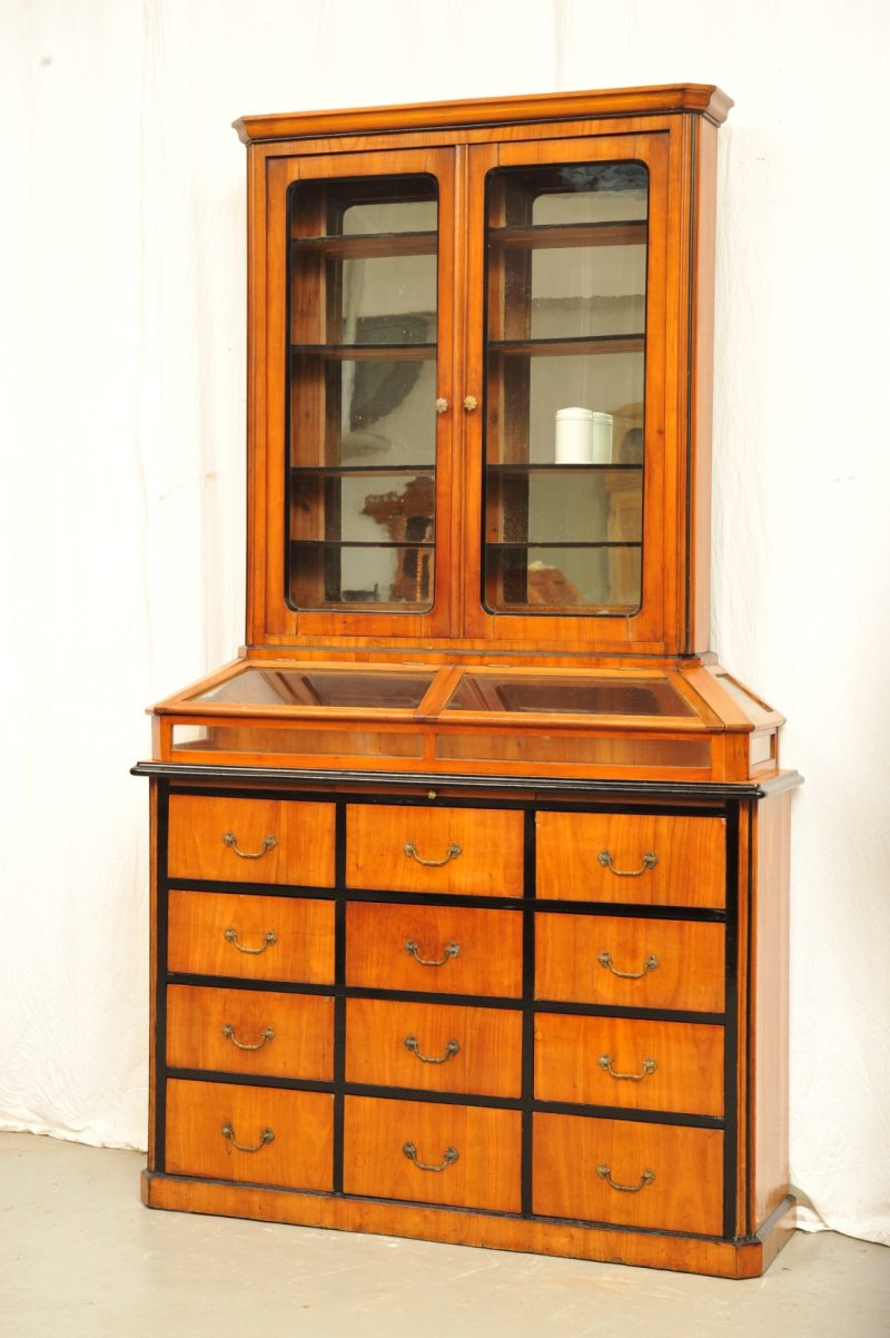 Schubladenschrank mit Aufsatzvitrine Biedermeier Kirschbaum