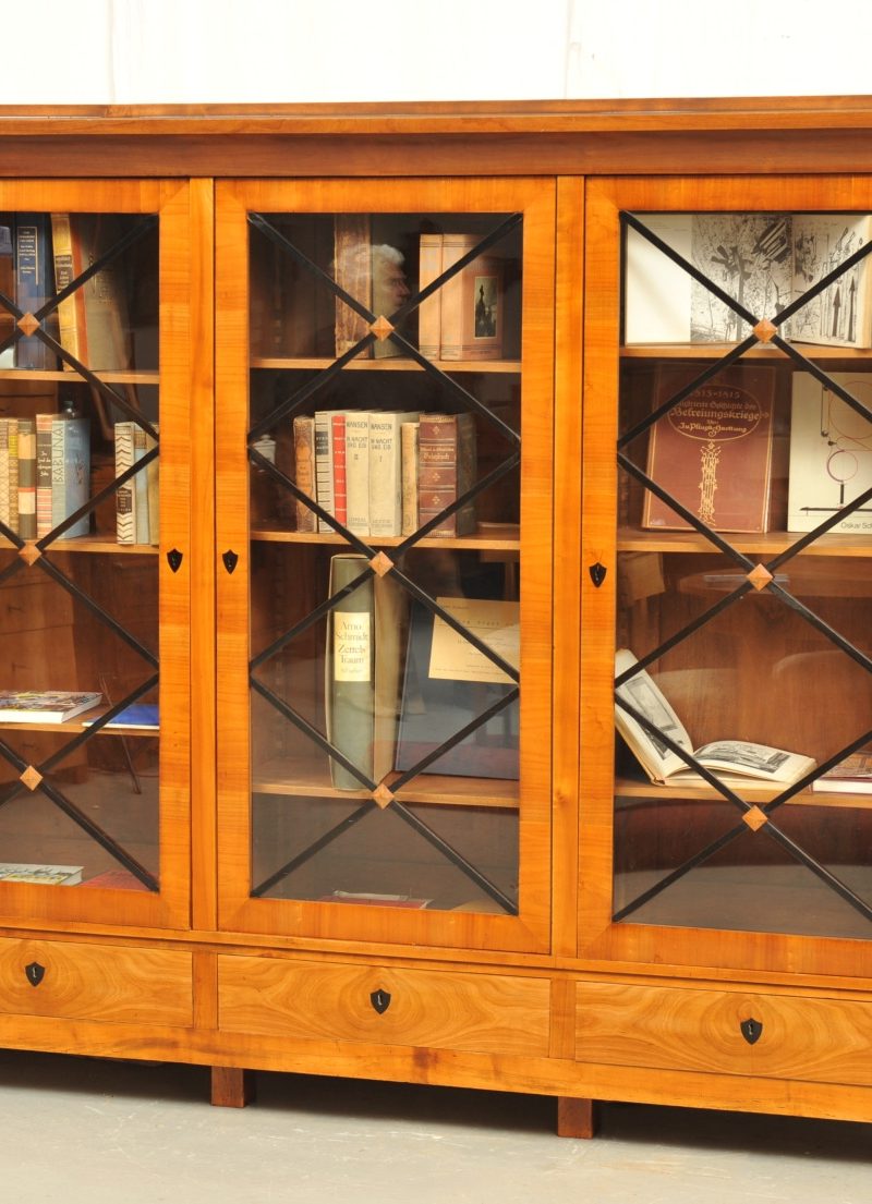 großer diagonal versprosster Bücherschrank, Biedermeier Kirsche