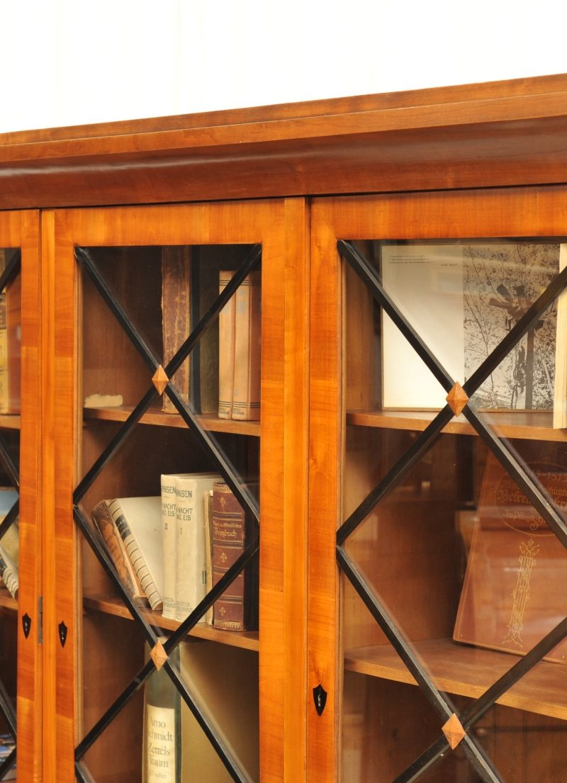 großer diagonal versprosster Bücherschrank, Biedermeier Kirsche