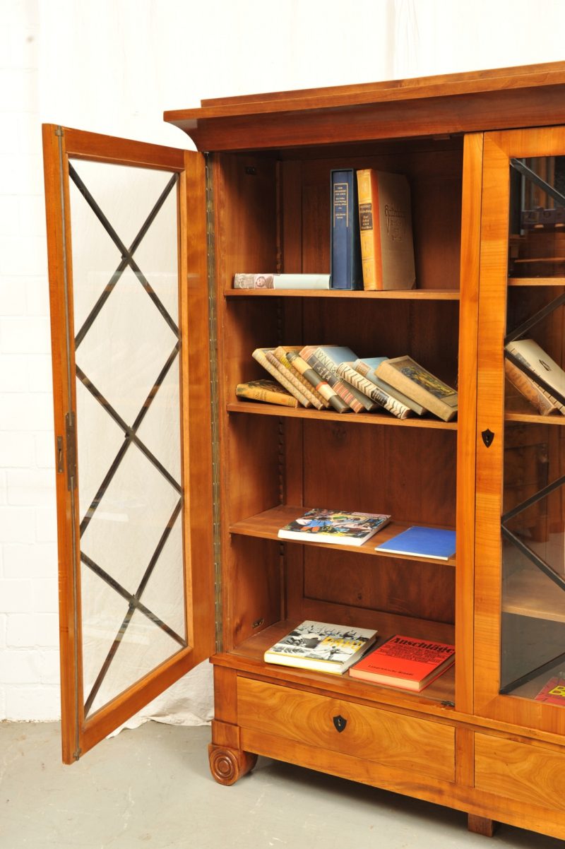 großer diagonal versprosster Bücherschrank, Biedermeier Kirsche