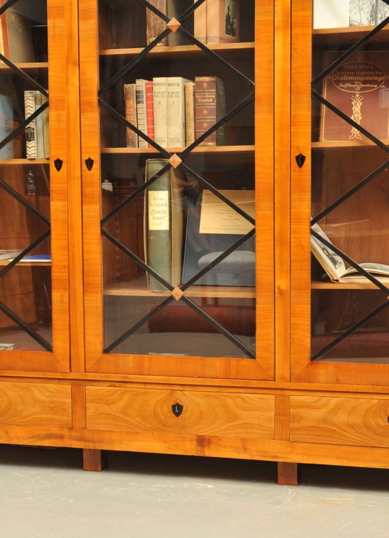 großer diagonal versprosster Bücherschrank, Biedermeier Kirsche