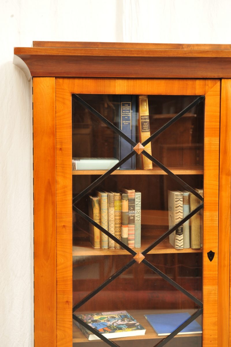 Detail großer diagonal versprosster Bücherschrank, Biedermeier Kirsche