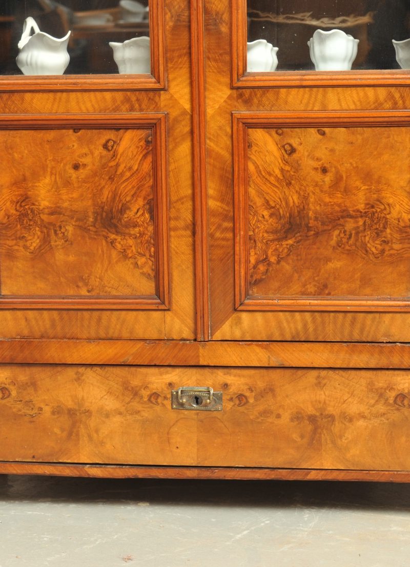 Detail antiker Bücherschrank/ Vitrinenschrank Nussbaum