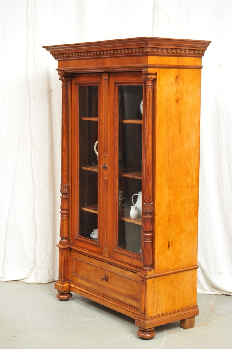 Vitrine mit Säulen Gründerzeit