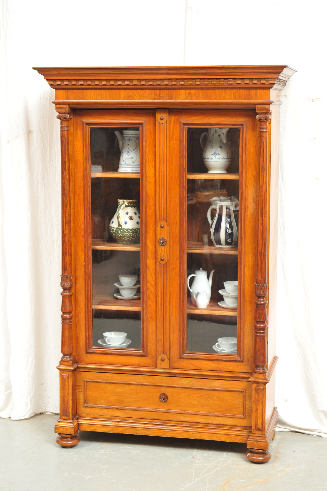 Vitrine mit Säulen Gründerzeit