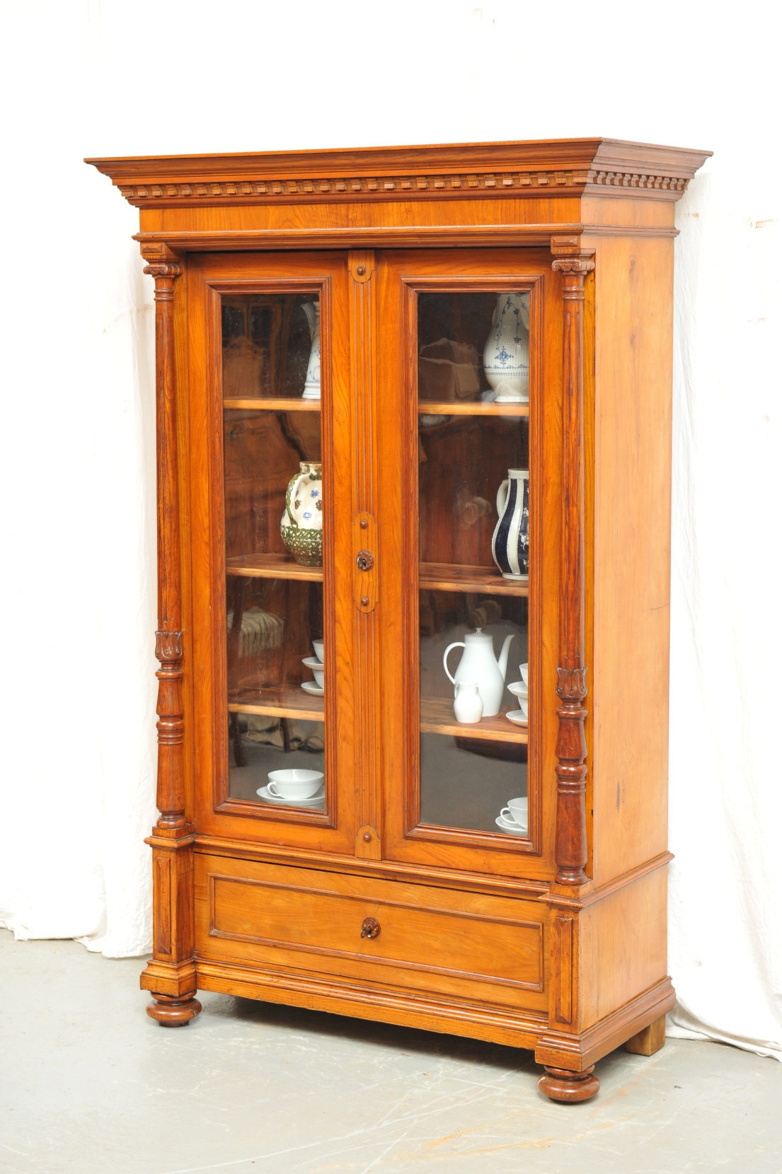 Vitrine mit Säulen Gründerzeit