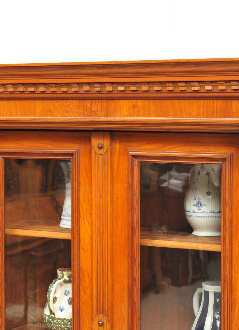 Detail Vitrine mit Säulen Gründerzeit
