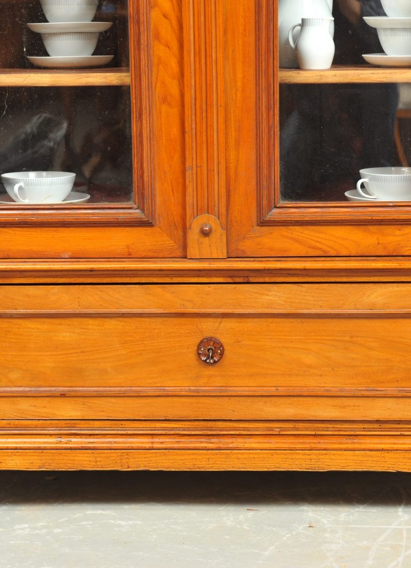 Detail Vitrine mit Säulen Gründerzeit