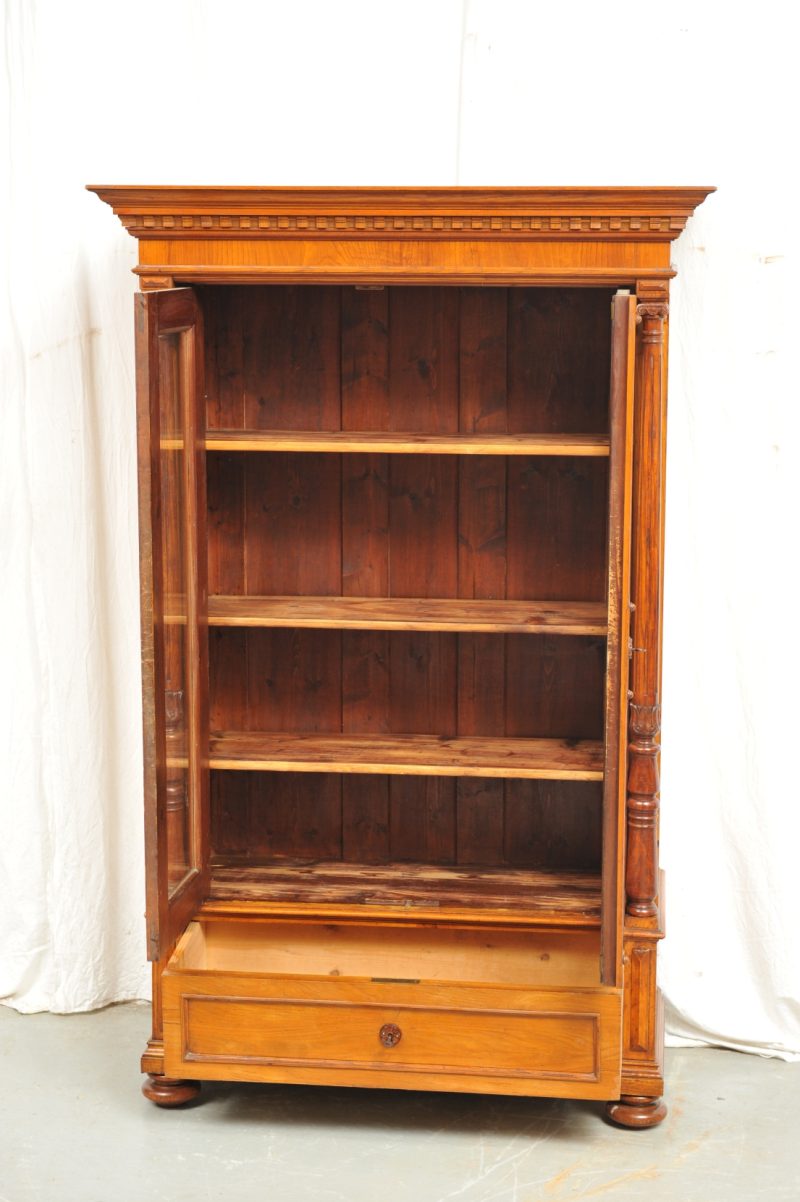 Inneneinrichtung Vitrine mit Säulen Gründerzeit