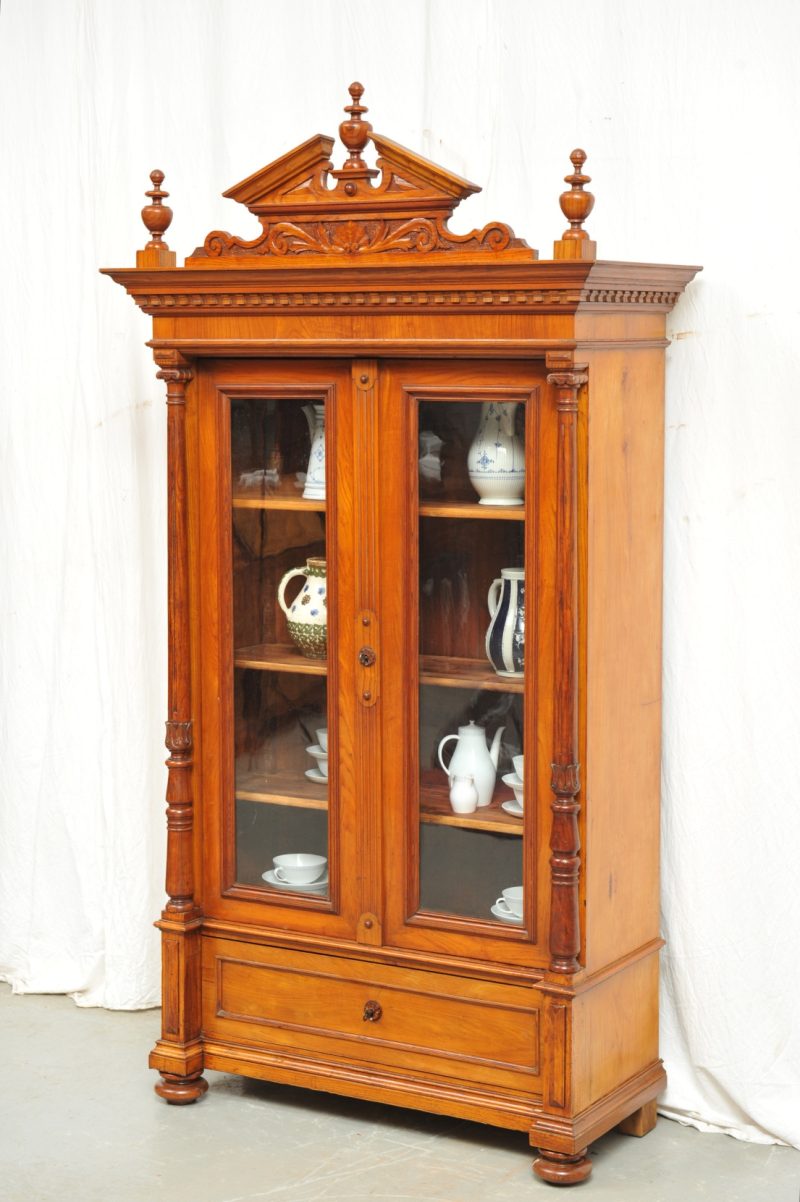 Säulen-Bücherschrank Gründerzeit mit Krone und Türmchen