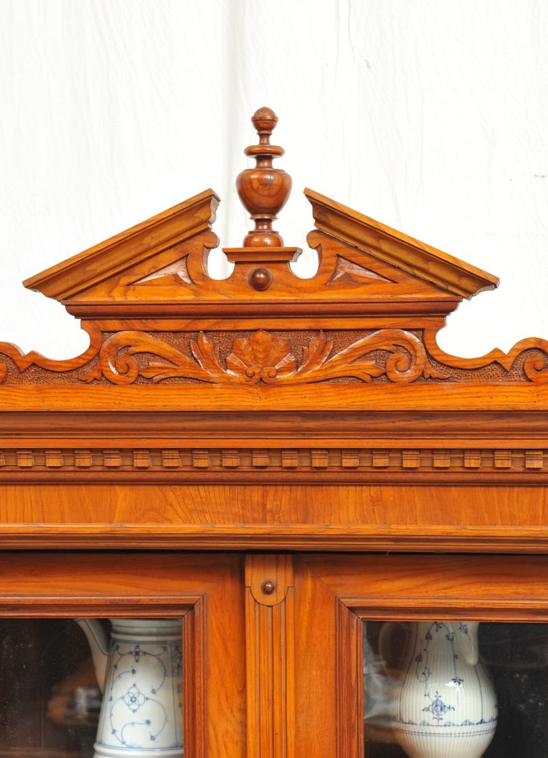 Detail Säulen-Bücherschrank Gründerzeit mit Krone und Türmchen