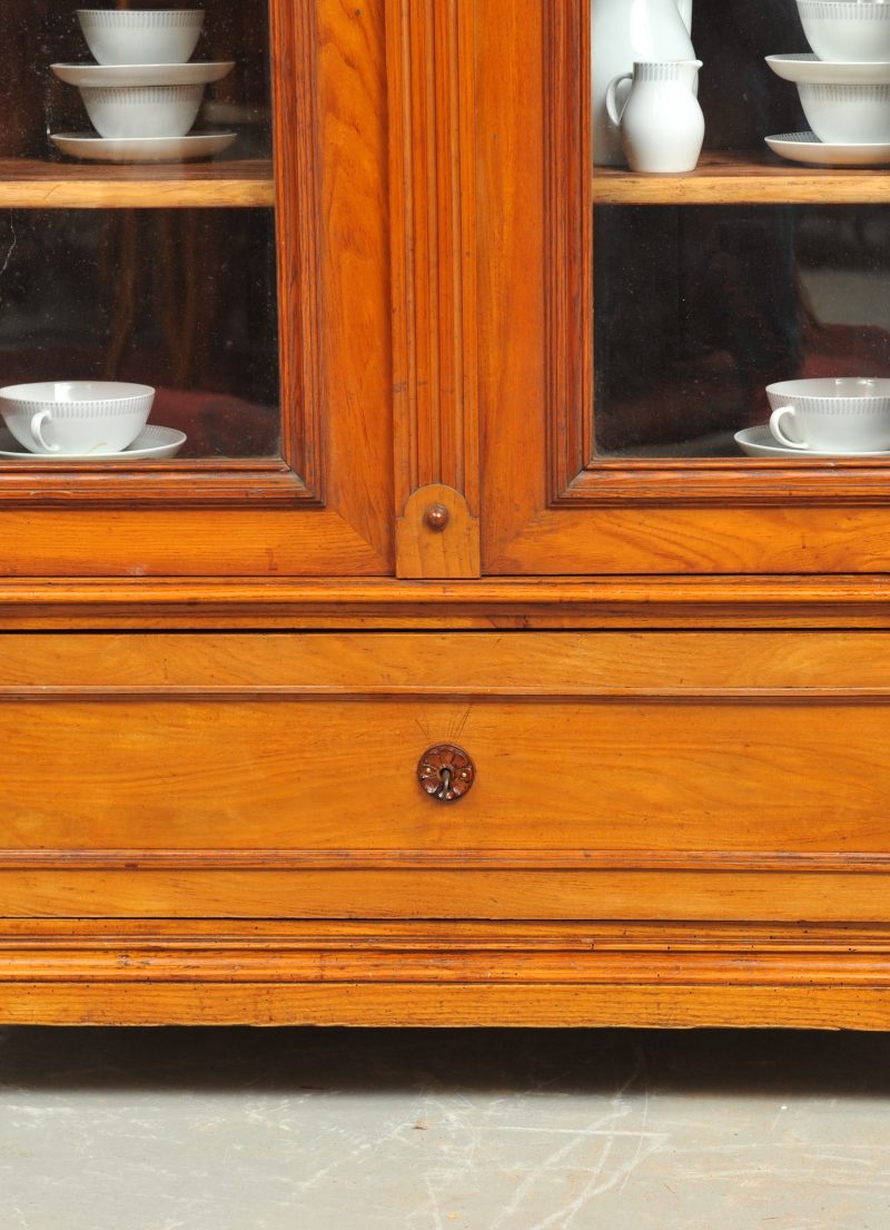 Detail Säulen-Bücherschrank Gründerzeit mit Krone und Türmchen