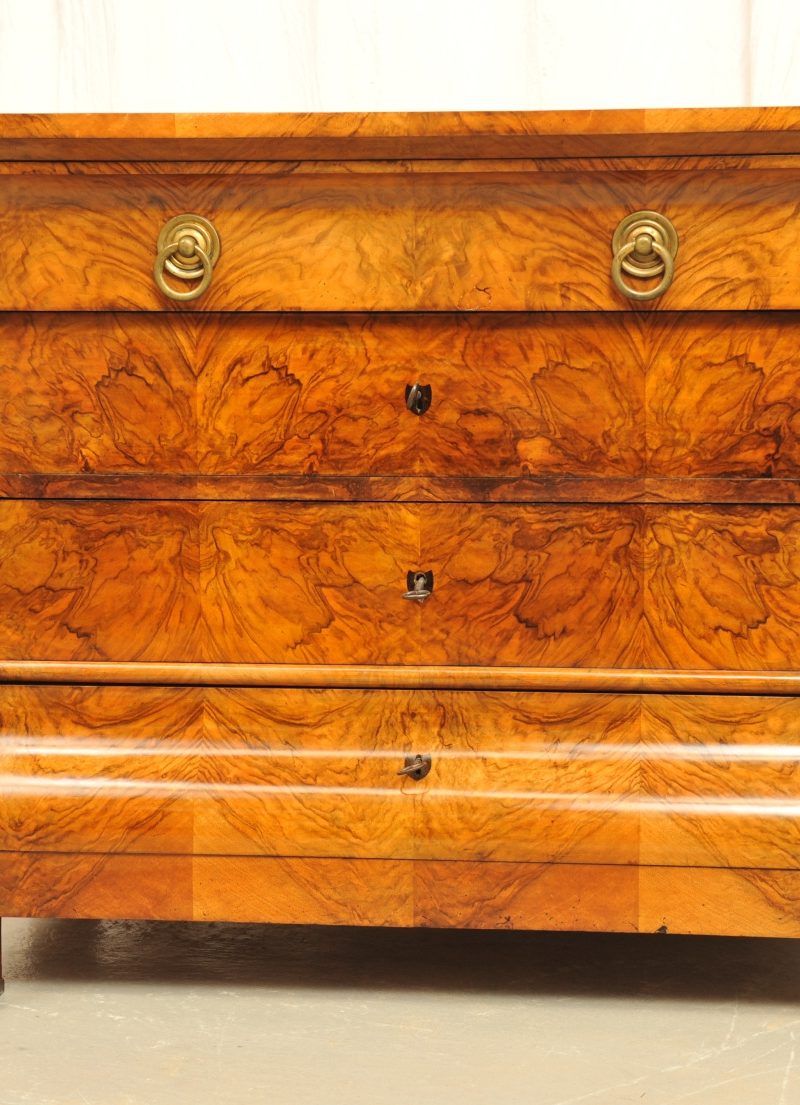 frühe Biedermeier Kommode Nussbaum, spätklassizistisch