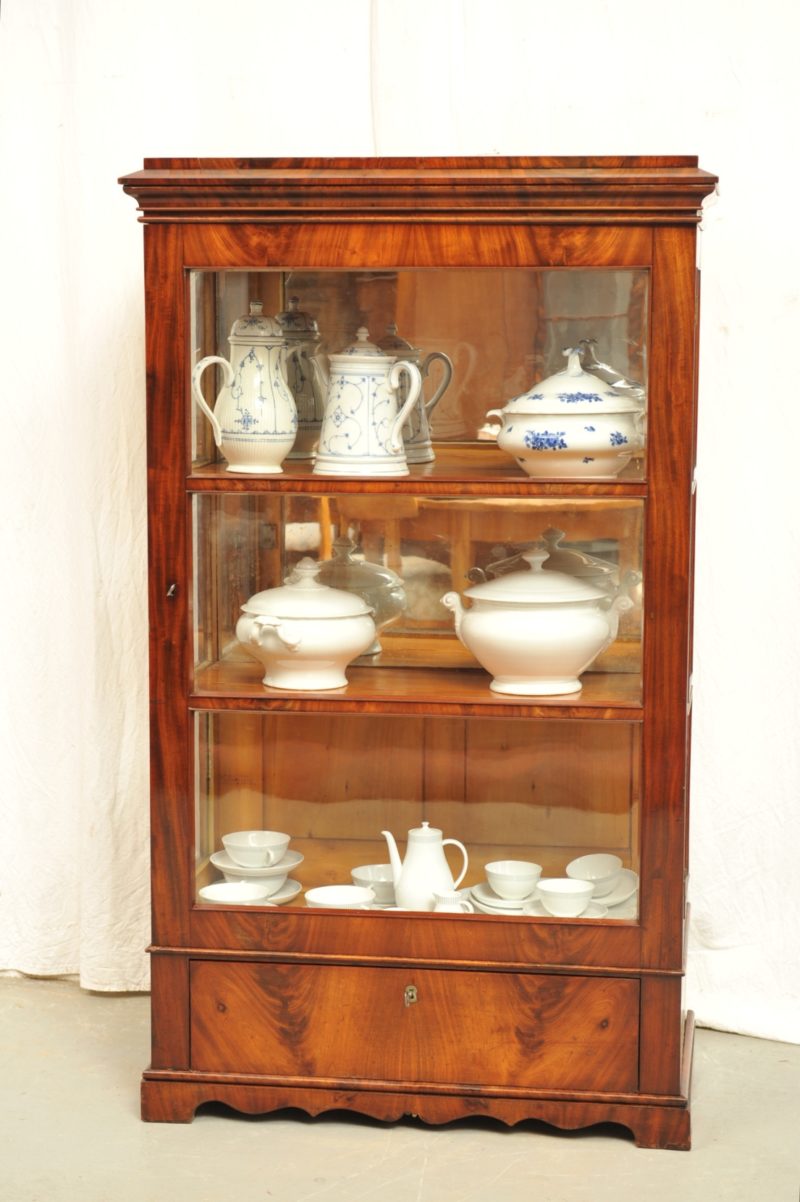 dreiseitig verglaste Biedermeier Vitrine Mahagoni