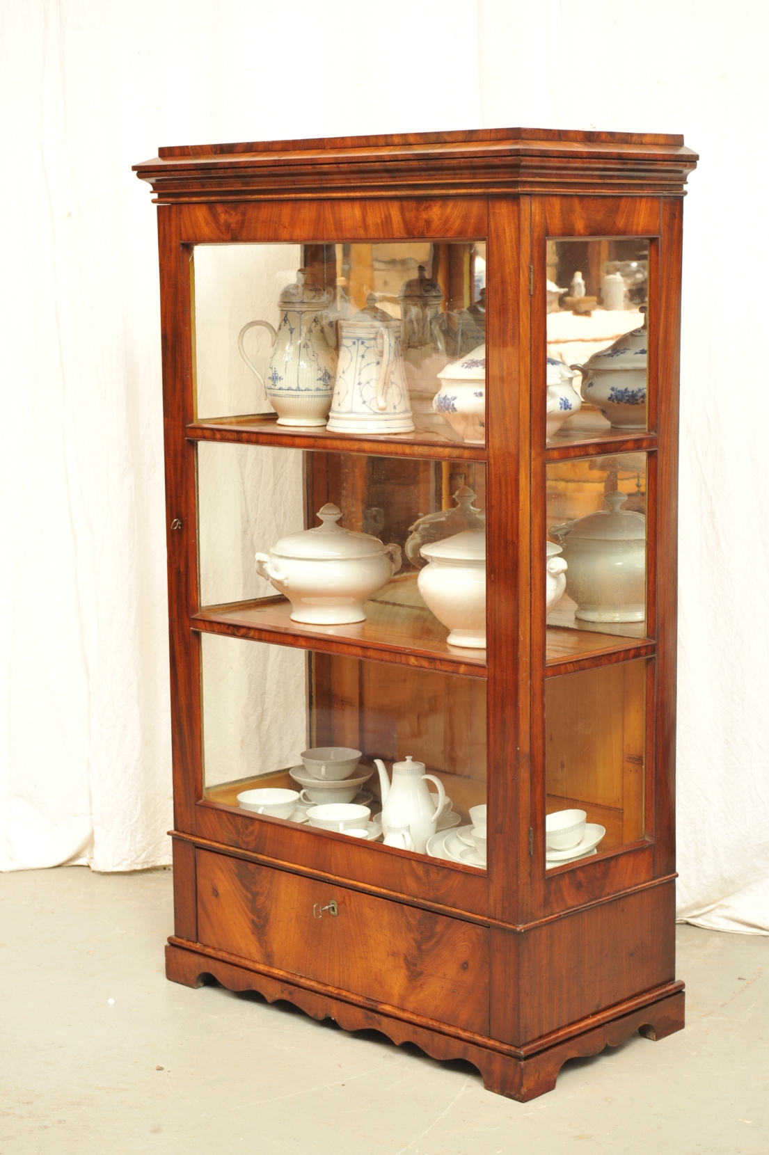 dreiseitig verglaste Biedermeier Vitrine Mahagoni