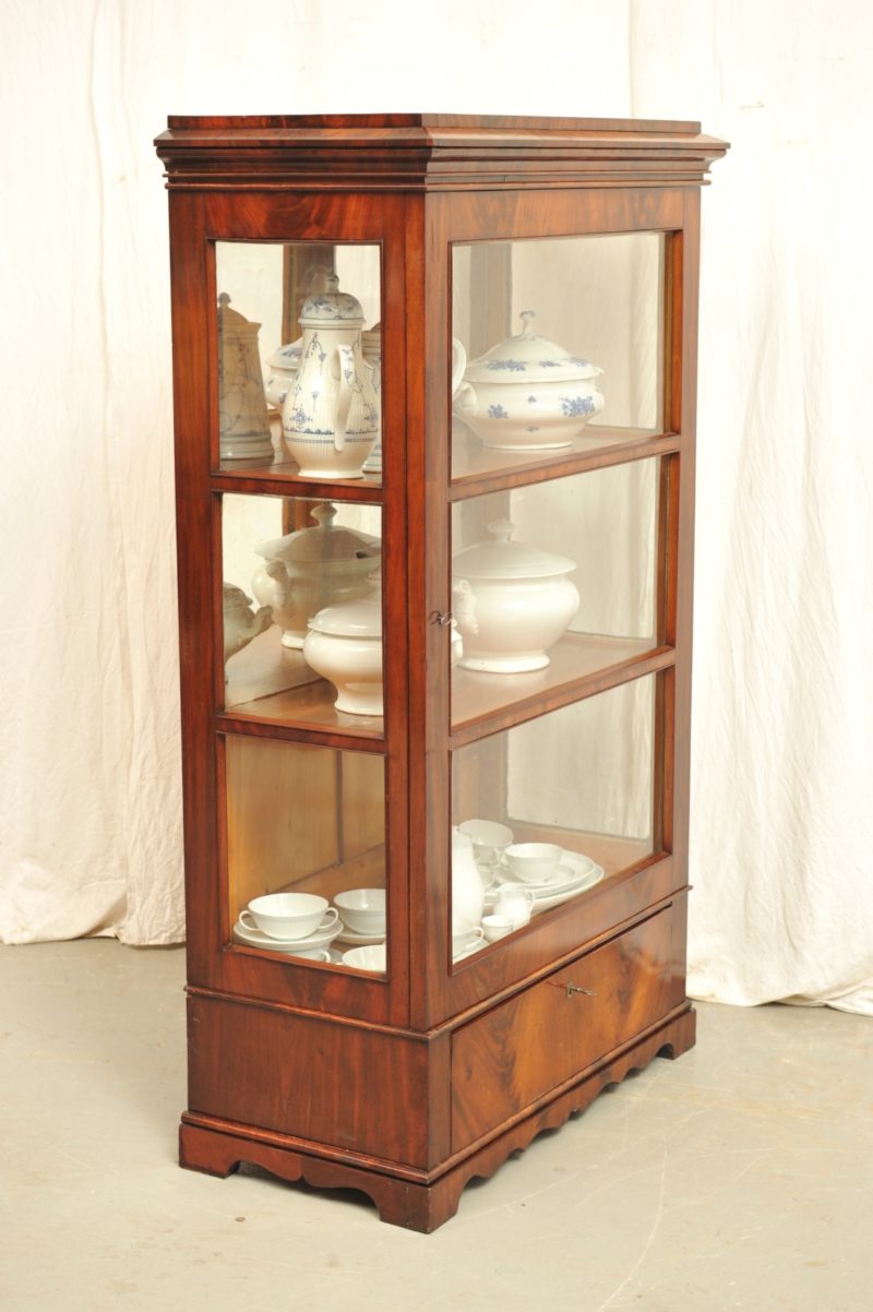 dreiseitig verglaste Biedermeier Vitrine Mahagoni