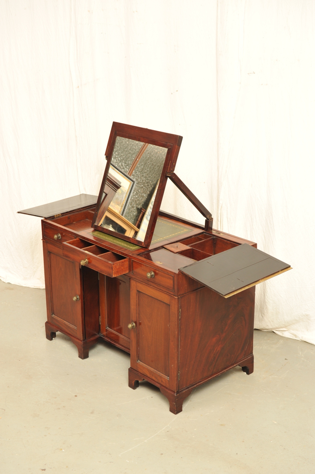klassizistischer Schreibtisch mit Frisiertischeinrichtung Mahagoni
