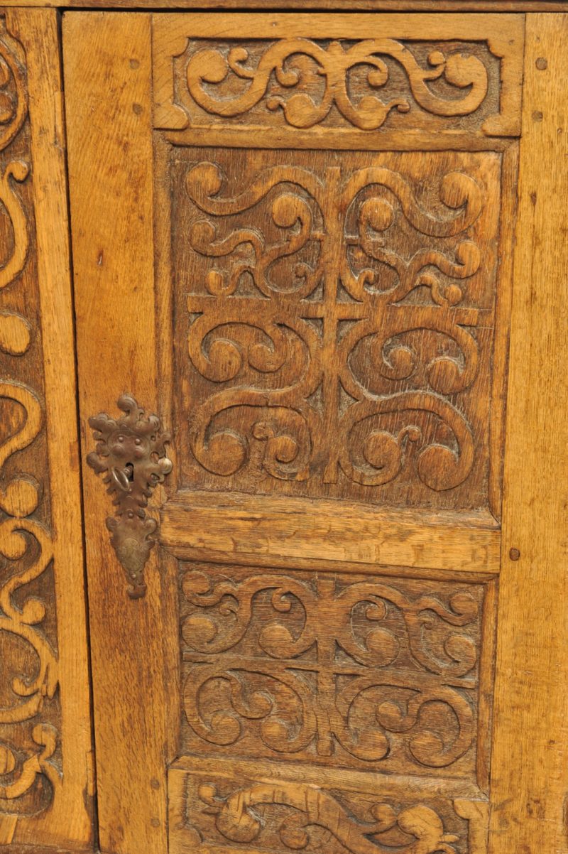 Detail Brotschrank mit Blumen-und Sonnen- Schnitzereien