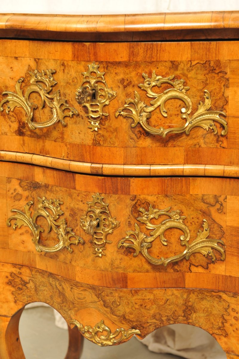Detail kleine Barockkommode Nussbaum üppige Bronzebeschläge