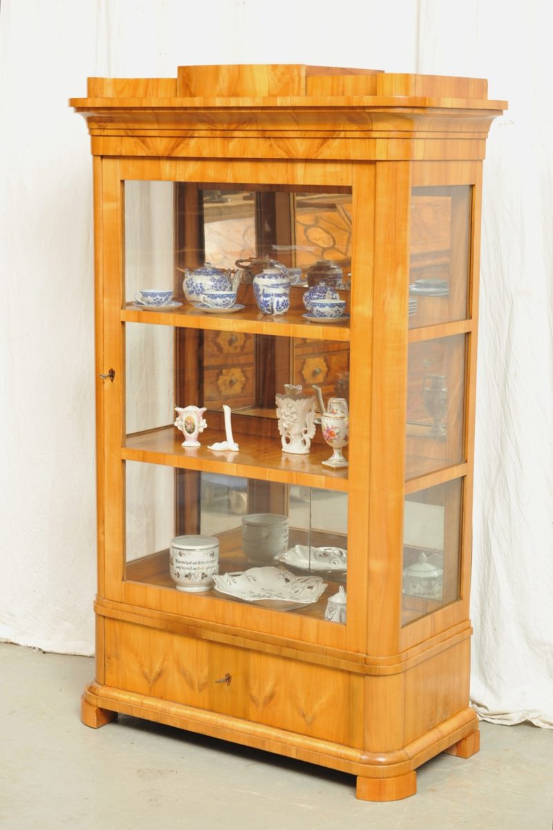 dreiseitig verglaste Vitrine Biedermeier Kirsche