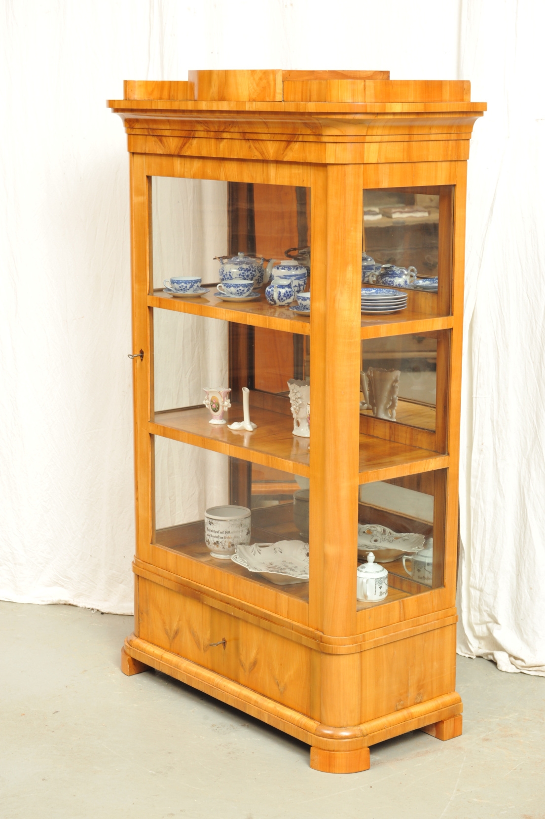 dreiseitig verglaste Vitrine Biedermeier Kirsche