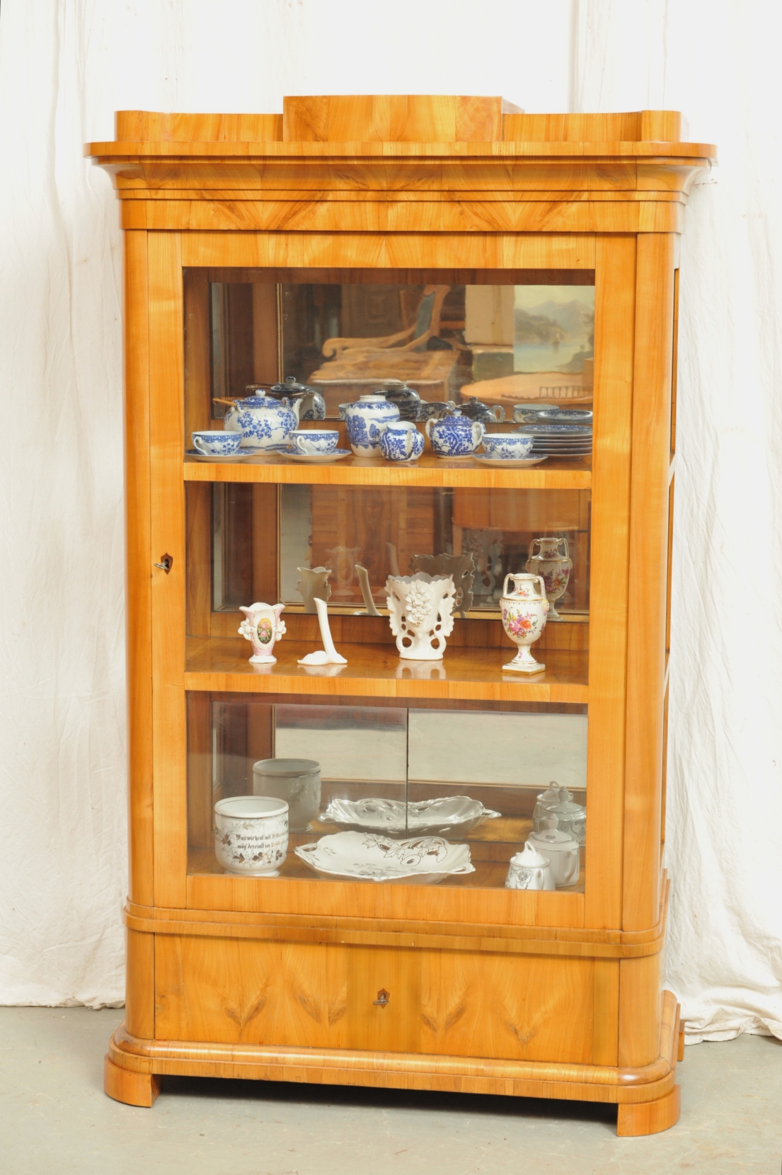 dreiseitig verglaste Vitrine Biedermeier Kirsche