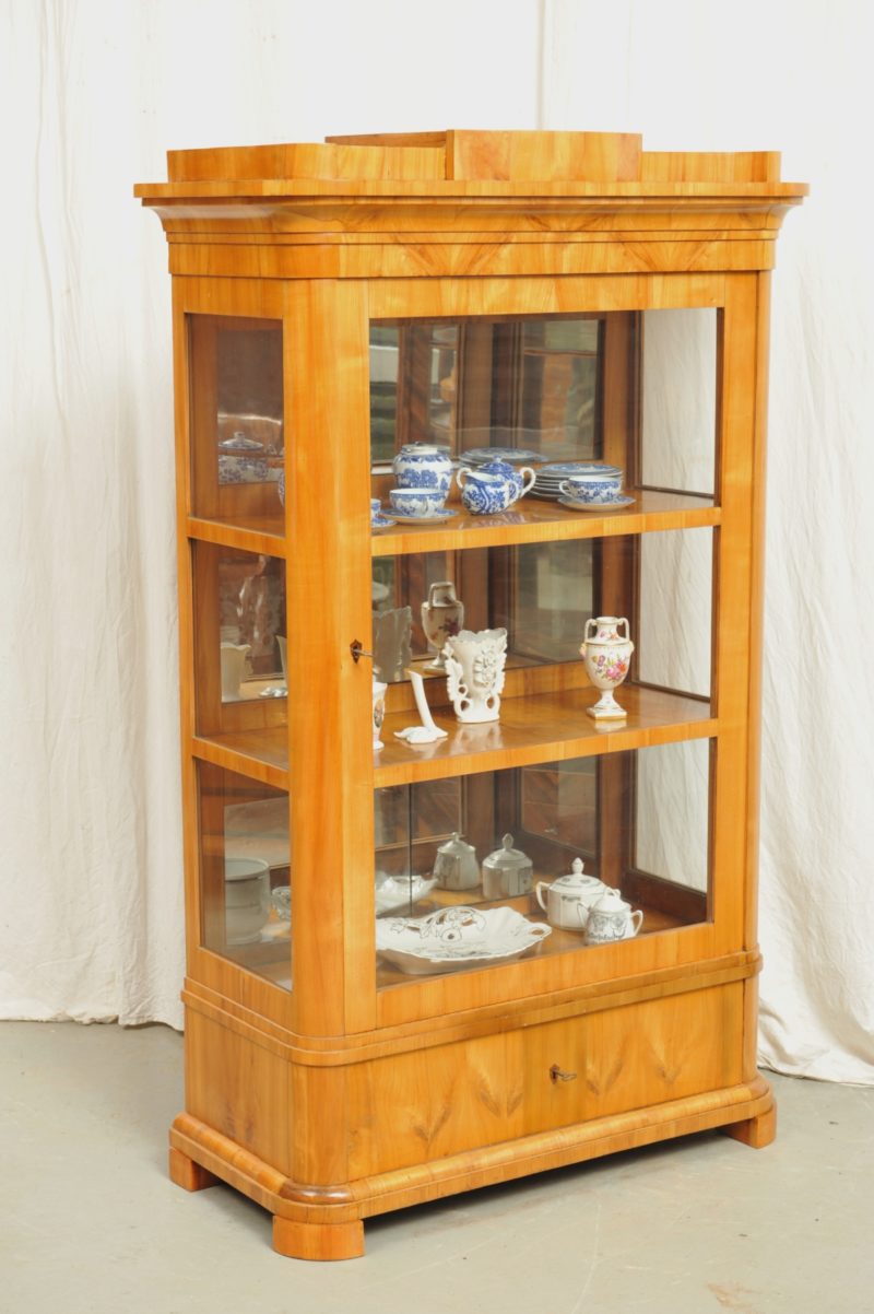 dreiseitig verglaste Vitrine Biedermeier Kirsche