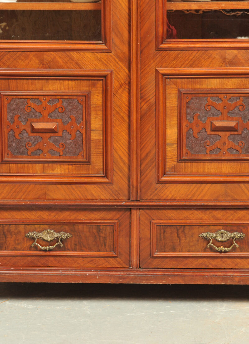 Detail exklusiver Vitrinenschrank Nussbaum Gründerzeit