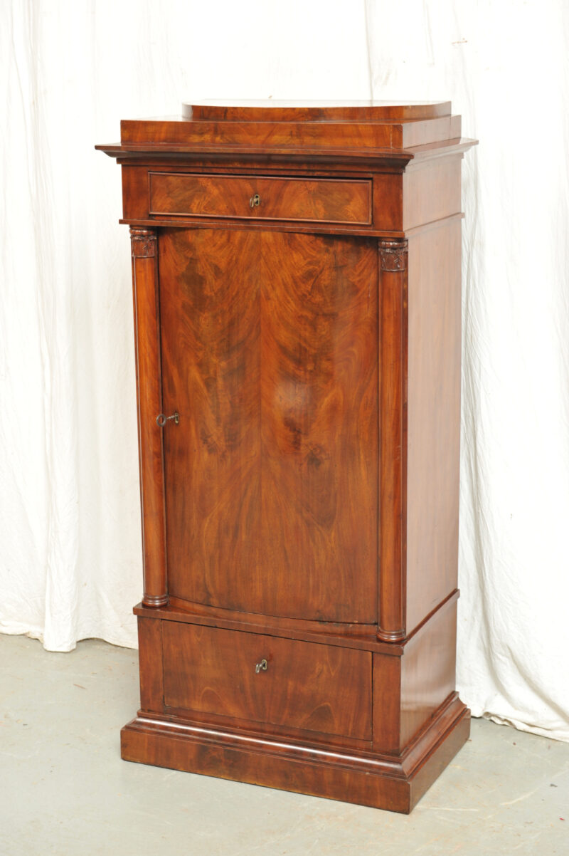 schlanker Pfeilerschrank Biedermeier Mahagoni