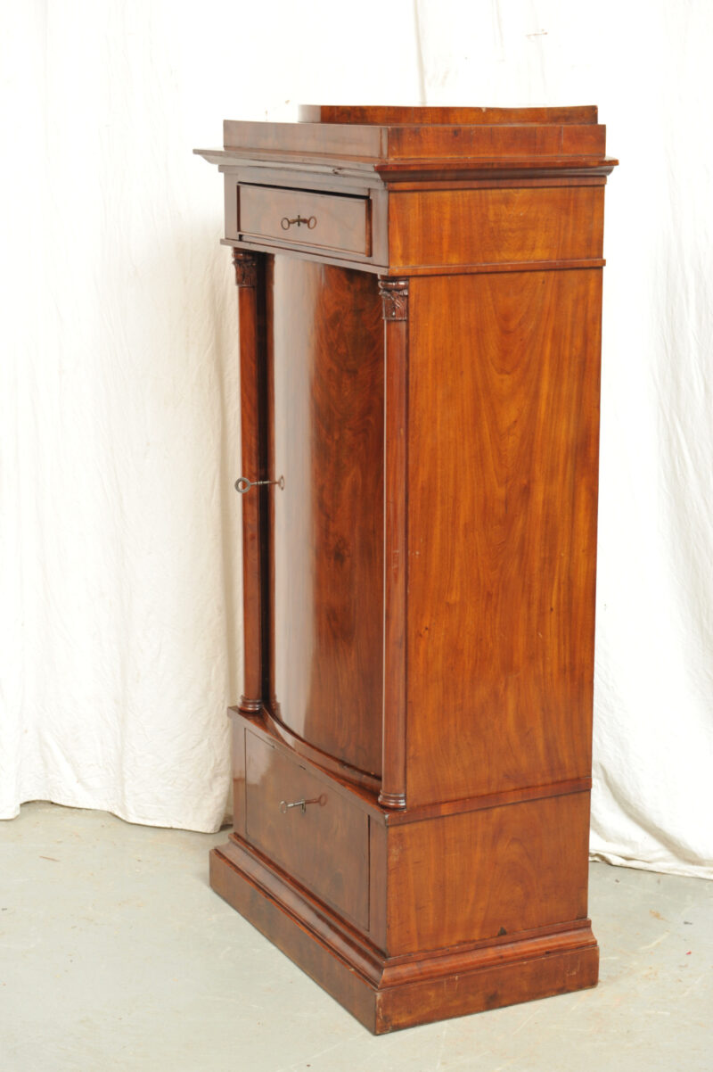 schlanker Pfeilerschrank Biedermeier Mahagoni