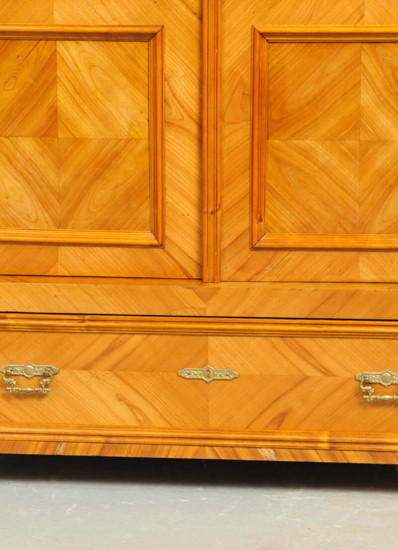 Detail Gründerzeit Vitrinenschrank Kirschbaum