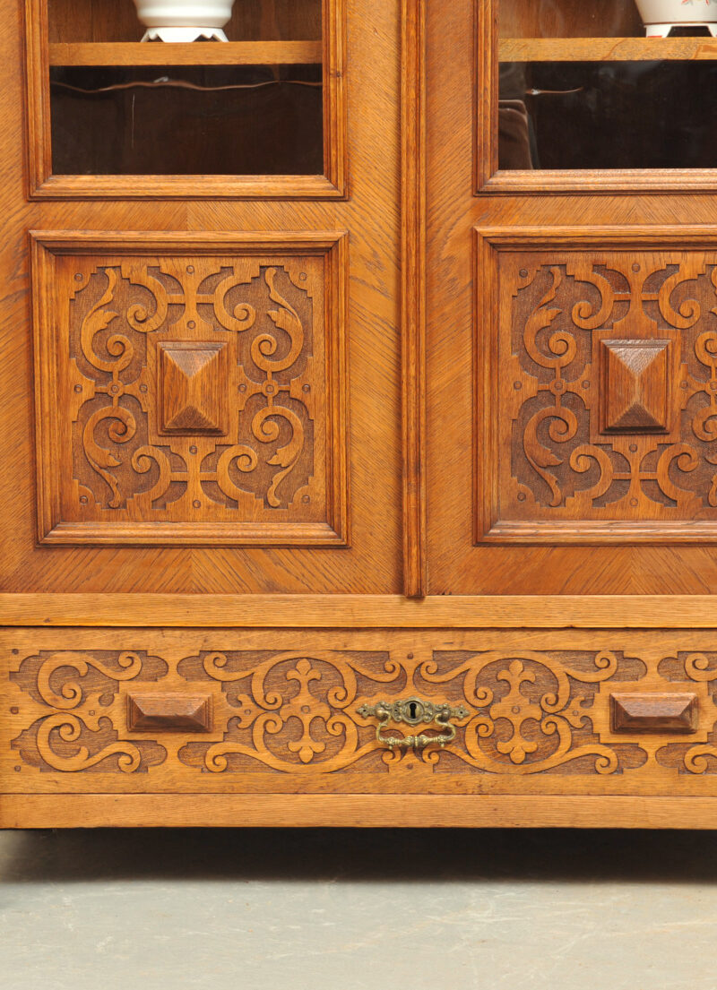 Detail Vitrinenschrank Gründerzeit Eiche