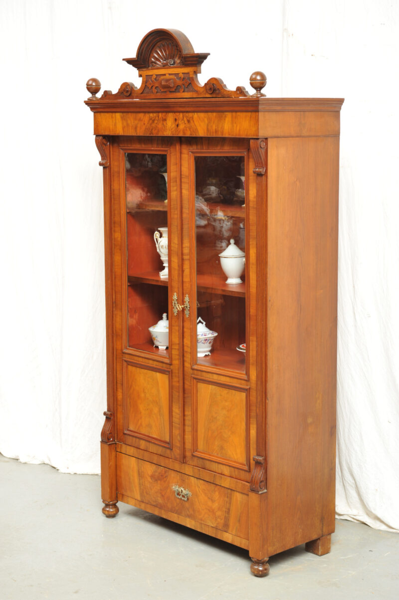 Bücherschrank Gründerzeit Nussbaum mit Bekrönung
