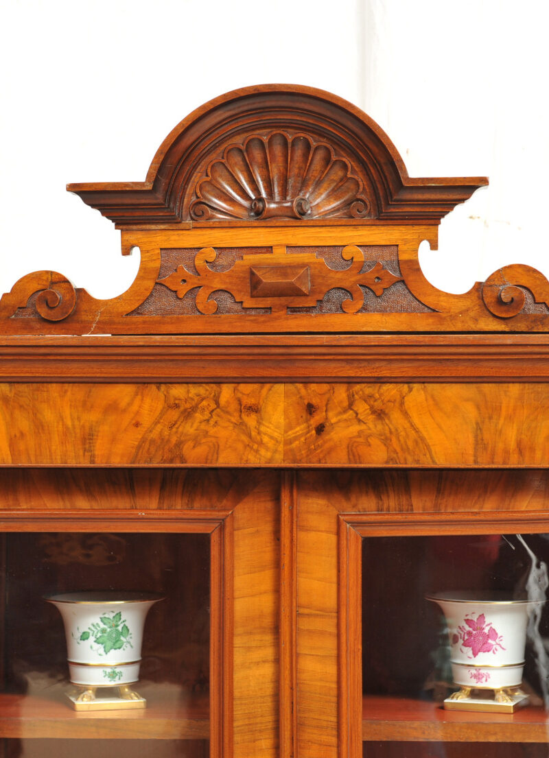 Detail Bücherschrank Gründerzeit Nussbaum mit Bekrönung