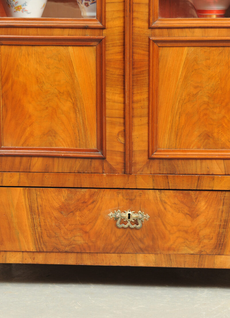 Detail Bücherschrank Gründerzeit Nussbaum mit Bekrönung
