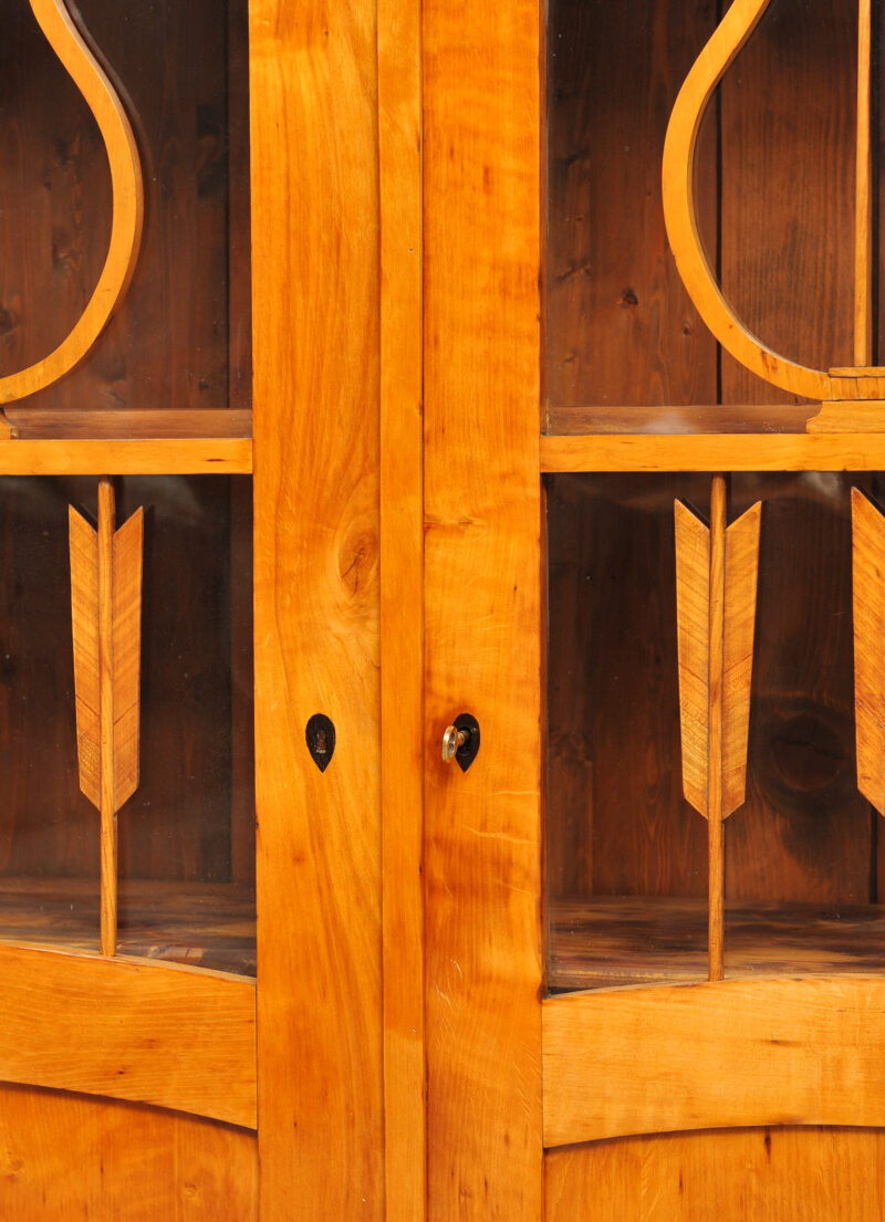 Detail Biedermeier Bücherschrank Birnbaum