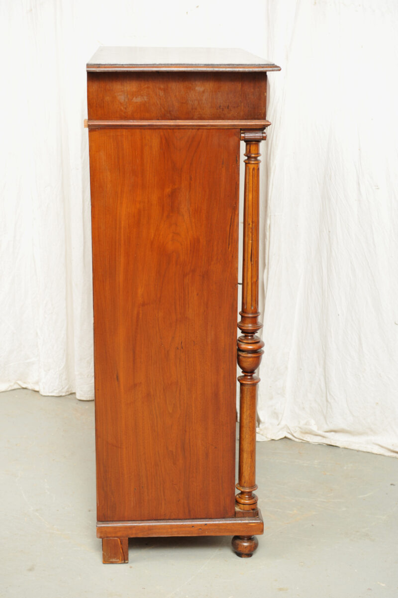 Detail Vertiko mit Säulen Nussbaum Gründerzeit