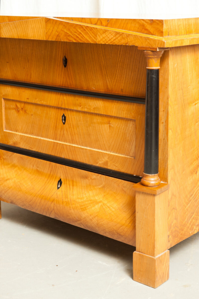 Detail Kommode Biedermeier Esche eingestellte Säulen