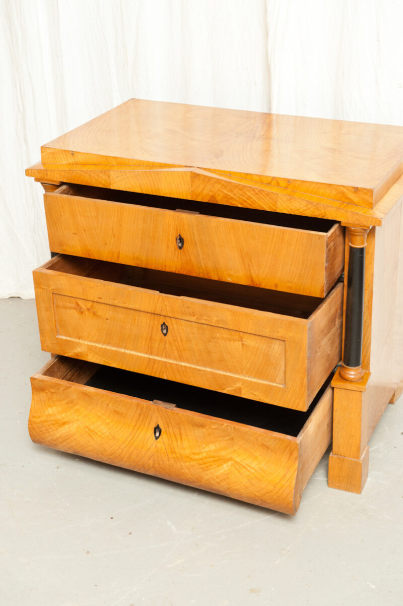 Detail Kommode Biedermeier Esche eingestellte Säulen