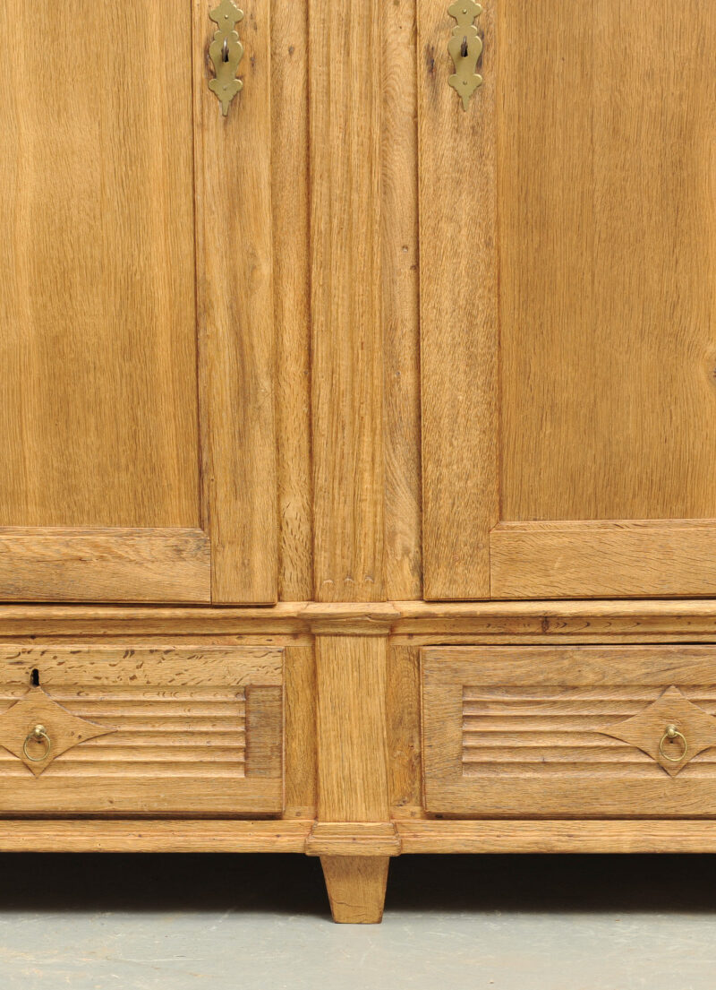 Detail zerlegbarer zweitüriger Eichenschrank mit Schubladen Klassizismus