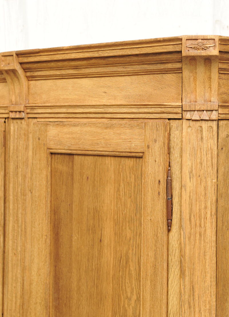 Detail zerlegbarer zweitüriger Eichenschrank mit Schubladen Klassizismus
