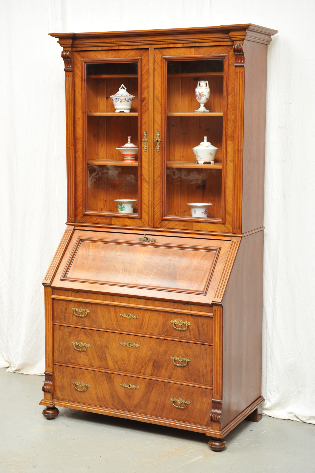 Schrägklappensekretär mit Aufsatzvitrine Gründerzeit Nussbaum