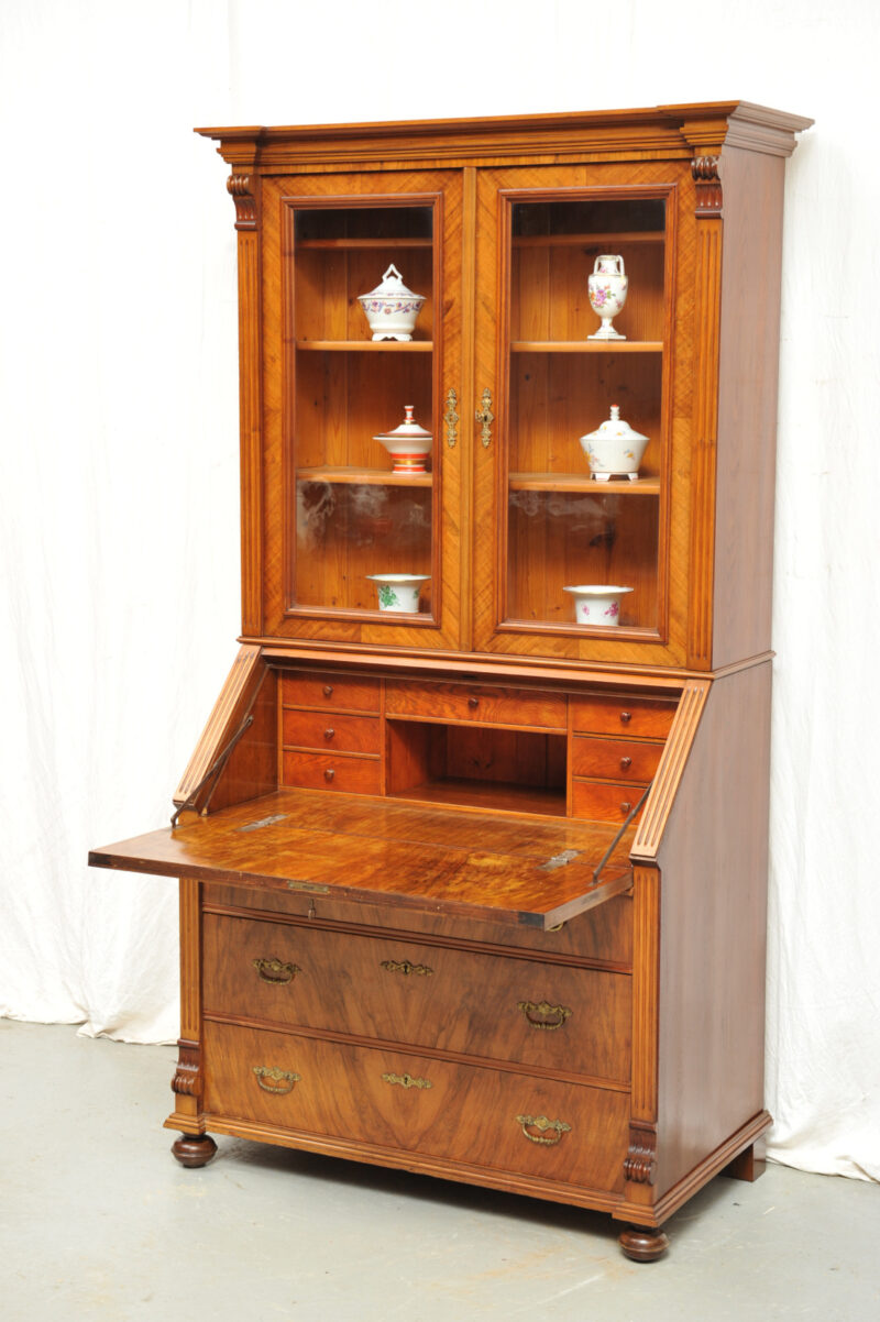 Schrägklappensekretär mit Aufsatzvitrine Gründerzeit Nussbaum