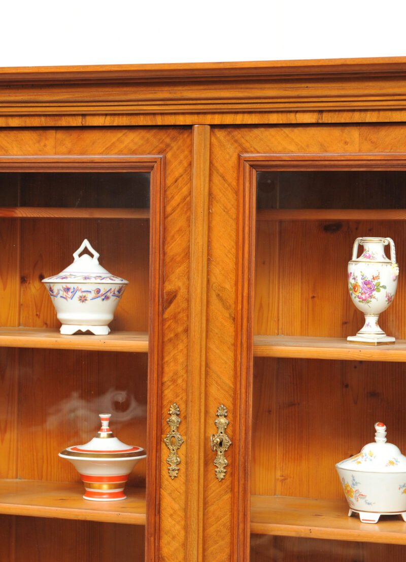 Detail Schrägklappensekretär mit Aufsatzvitrine Gründerzeit Nussbaum