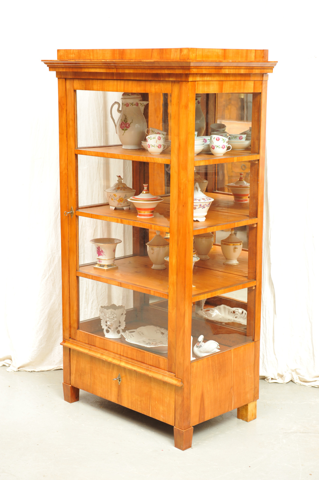 dreiseitig verglaste Vitrine Biedermeier Kirsche