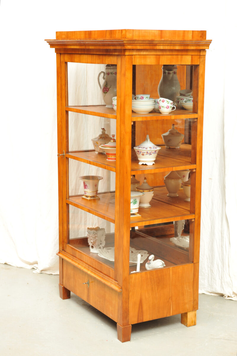 Biedermeier_Vitrine_Kirsche_3608 (2) dreiseitig verglaste Vitrine Biedermeier Kirsche