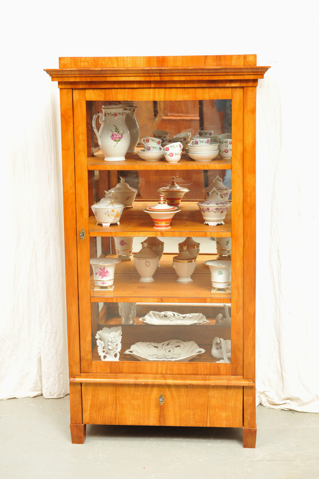 dreiseitig verglaste Vitrine Biedermeier Kirsche